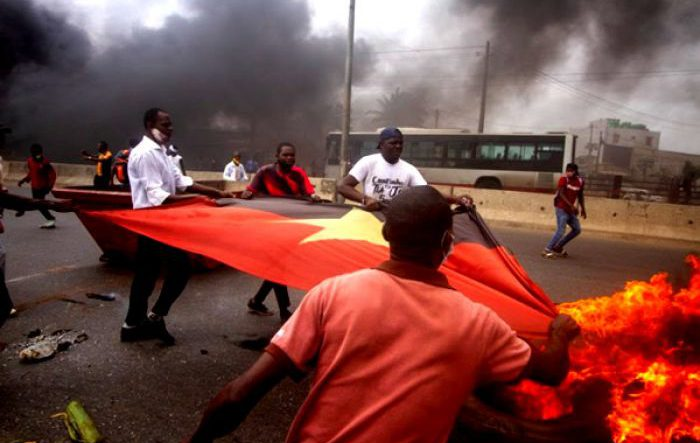 Demo em Angola